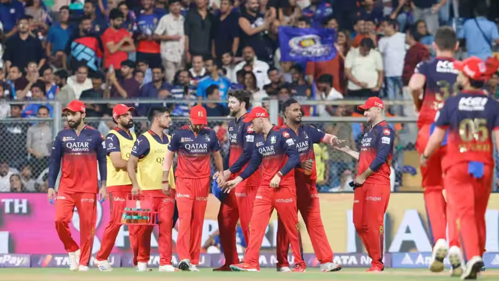 MI vs RCB: रॉयल चैलेंजर्स बेंगलुरु ने 10 साल बाद मुंबई में इंडियंस को हराया, आखिरी 12 गेंद में पलटा पासा और 12 रन से जीते MI vs RCB: रॉयल चैलेंजर्स बेंगलुरु ने 10 साल बाद मुंबई में इंडियंस को हराया, आखिरी 12 गेंद में पलटा पासा और 12 रन से जीते