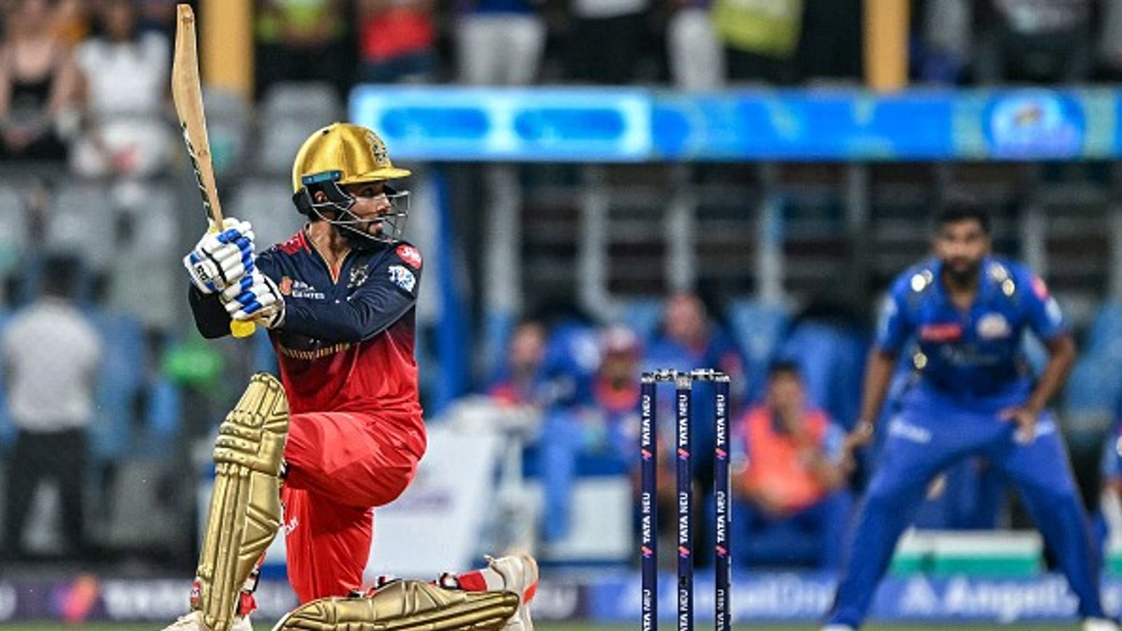 बड़ी खबर: रॉयल चैलेंजर्स बेंगलुरु के कप्तान को MI के खिलाफ जीत के बाद मिली सजा, BCCI ने ठोका जुर्माना बड़ी खबर: रॉयल चैलेंजर्स बेंगलुरु के कप्तान को MI के खिलाफ जीत के बाद मिली सजा, BCCI ने ठोका जुर्माना