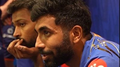 'दुर्भाग्य से टी20 क्रिकेट इसी तरह चलता है', RCB के खिलाफ हार के बाद ड्रेसिंग रूम में MI को बुमराह का मैसेज, Video SportsTak Hindi