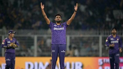 KKR के गेंदबाज हर्षित राणा पर IPL में लग सकता है बैन? लखनऊ के बैटर को आउट कर किया ऐसा, VIDEO SportsTak Hindi