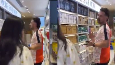 SRH फैंस ने ट्रेविस हेड को किया तंग, सेल्फी के लिए पड़े पीछे, वायरल VIDEO में गुस्से में दिखा ऑस्ट्रेलियाई बल्लेबाज SportsTak Hindi