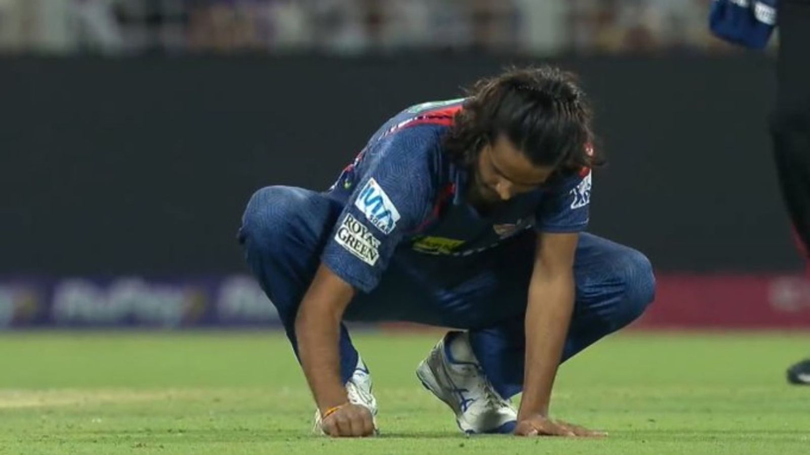 IPL 2025: दिग्वेश राठी ने सुनील नरेन को आउट कर BCCI को इस तरह चिढ़ाया, देखिए Video IPL 2025: दिग्वेश राठी ने सुनील नरेन को आउट कर BCCI को इस तरह चिढ़ाया, देखिए Video