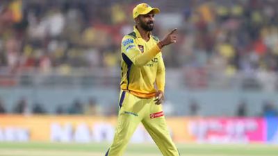 IPL 2025: चेन्नई सुपर किंग्स ने टपकाए 11 कैच तो कप्तान गायकवाड़ का टूटा सब्र, खिलाड़ियों को दी यह हिदायत SportsTak Hindi