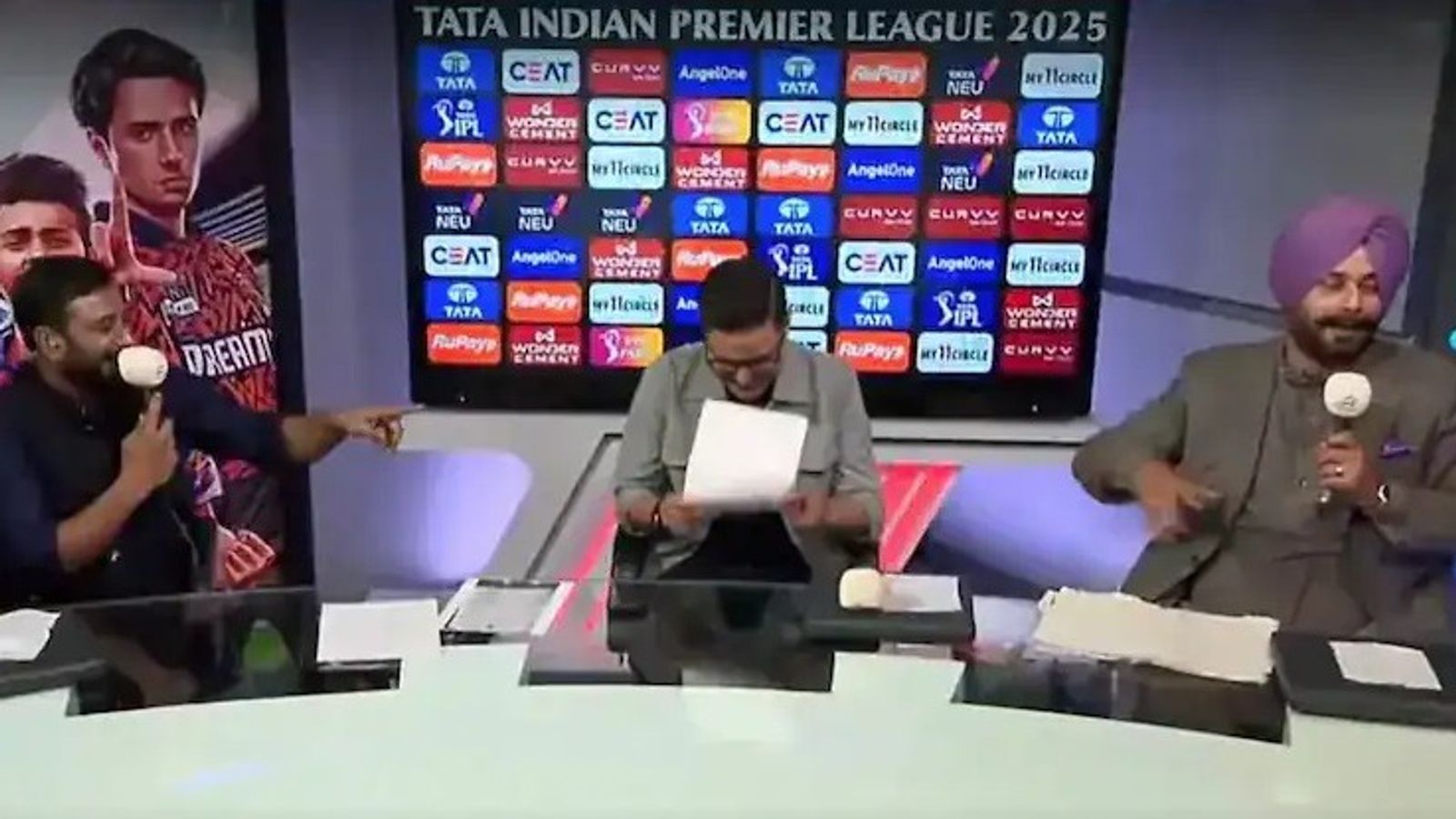 'गिरगिट तुम्हारा आराध्यदेव हैं', नवजोत सिंह सिद्धू ने लाइव टीवी पर अंबाती रायुडू को दिया करारा जवाब, Video 'गिरगिट तुम्हारा आराध्यदेव हैं', नवजोत सिंह सिद्धू ने लाइव टीवी पर अंबाती रायुडू को दिया करारा जवाब, Video