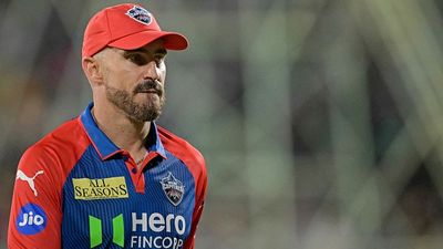 RCB के खिलाफ दिल्ली कैपिटल्स के लिए फाफ डुप्लेसी खेलेंगे या नहीं? DC के कोच ने दी बड़ी अपडेट Delhi Capitals' Faf du Plessis in frame
