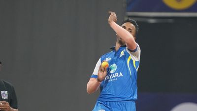 19 मैचों में 324 रन और 33 विकेट, स्ट्रीट क्रिकेट खेलने वाला गेंदबाज KKR में शामिल, जानें कौन हैं अभिषेक डलहोर SportsTak Hindi