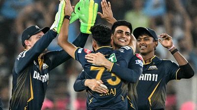 IPL 2025 Points Table Update : गुजरात ने दिल्ली से छीना नंबर वन का ताज, राजस्थान की हार से पॉइंट्स टेबल में बड़ा बदलाव Gujarat Titans' Mohammed Siraj (2L) celebrates with teammates after taking the wicket of Rajasthan Royals' Nitish Rana