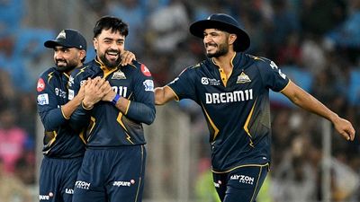 राशिद खान क्यों हो रहे हैं फ्लॉप? प्रसिद्ध कृष्णा ने मैच के दिया अजीब बयान, बोले- सिर्फ एक गेंद काफी है SportsTak Hindi