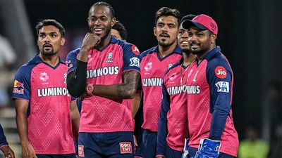 राजस्थान रॉयल्स की पूरी टीम को हार के बाद मिली सजा, कप्तान संजू सैमसन पर तो ज्यादा गाज गिरी SportsTak Hindi