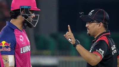 Watch: रियान पराग का अंपायर से पंगा, आउट दिए जाने पर खोया आपा, GT vs RR के मैच में मचा जमकर बवाल SportsTak Hindi