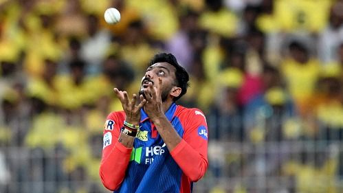 अक्षर पटेल के चौंकाने वाले फैसले पर कोच ने तोड़ी चुप्‍पी, RCB के खिलाफ मैच से पहले कप्‍तान की गेंदबाजी पर दिया बड़ा बयान