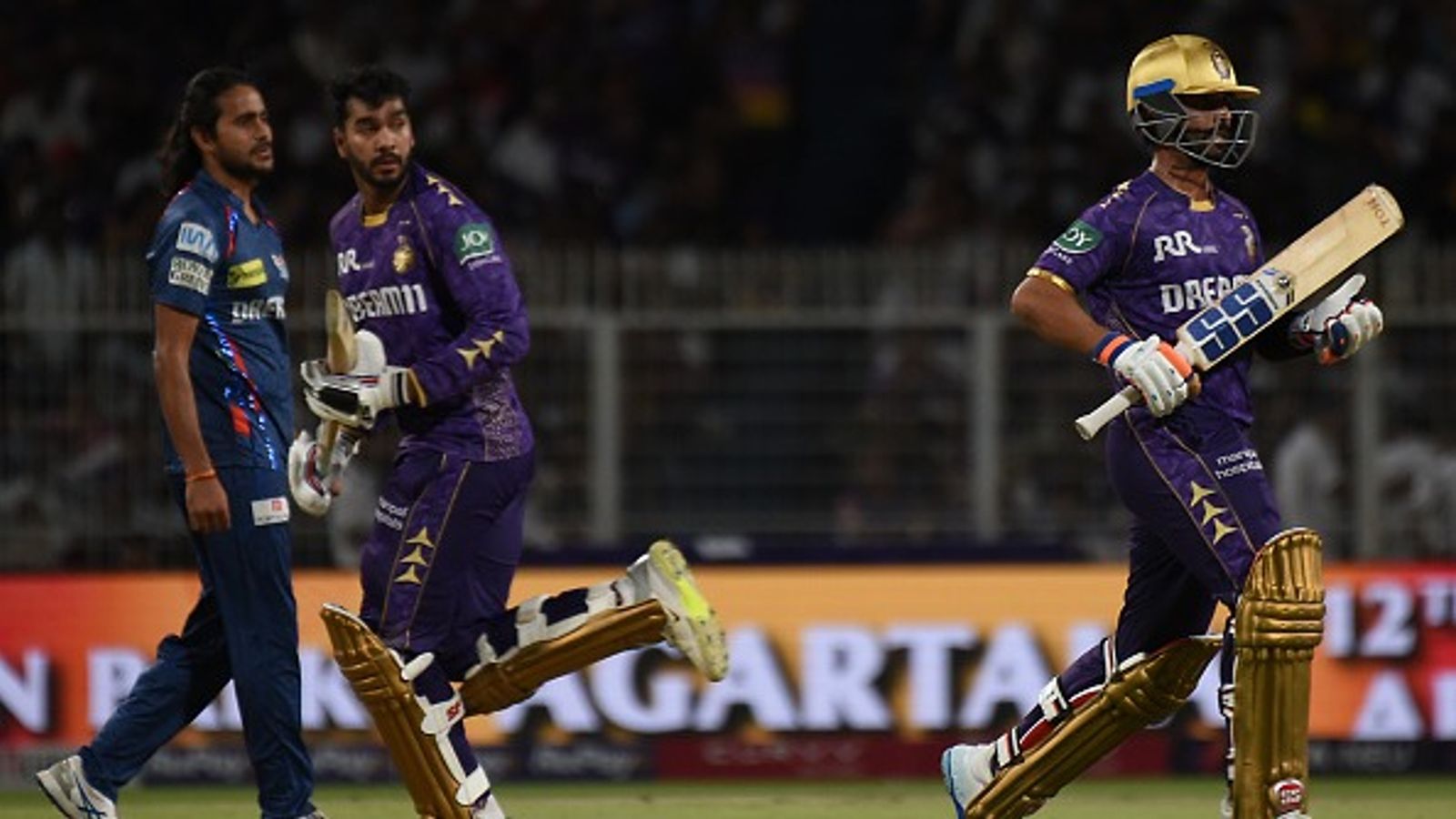 'ईडन गार्डंस के पिच क्यूरेटर को प्लेयर ऑफ द मैच अवॉर्ड दो', LSG से हार के बाद KKR टीम में भड़का गुस्सा, CAB अधिकारी को भी सुनाया 'ईडन गार्डंस के पिच क्यूरेटर को प्लेयर ऑफ द मैच अवॉर्ड दो', LSG से हार के बाद KKR टीम में भड़का गुस्सा, CAB अधिकारी को भी सुनाया