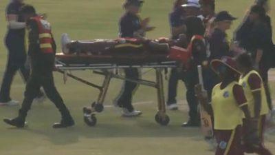 क्रिकेट में ऐसा नहीं देखा! वेस्टइंडीज कप्तान को स्ट्रेचर से ले जाया गया बाहर, मैदान पर वापस आकर ठोका शतक फिर भी हार गई टीम SportsTak Hindi