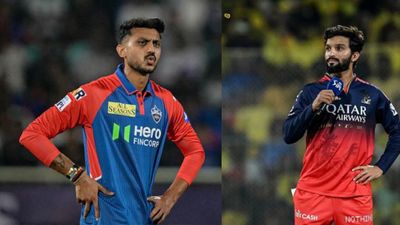 RCB vs DC : दिल्ली ने जीता टॉस तो धाकड़ ओपनर की टीम में हुई वापसी, जानें दोनों टीमों की Playing XI Axar Patel and Rajat Patidar