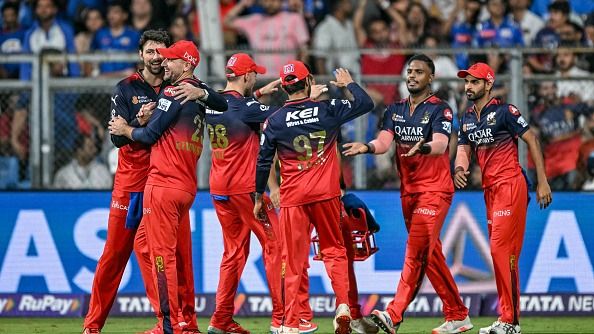 RCB ने फैंस को कन्नड़ सिखाने के लिए उठाया अहम कदम, जलेबी का किया गया इस्तेमाल, कोहली का VIDEO वायरल  SportsTak Hindi