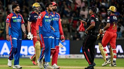 दिल्ली कैपिटल्स जीती फिर भी खुश नहीं हुए अक्षर पटेल, केएल राहुल पर दिया बड़ा बयान, बोले- मेरे जरिए... Delhi Capitals' captain Axar Patel (3L) and wicketkeeper KL Rahul (3R) speak with umpire