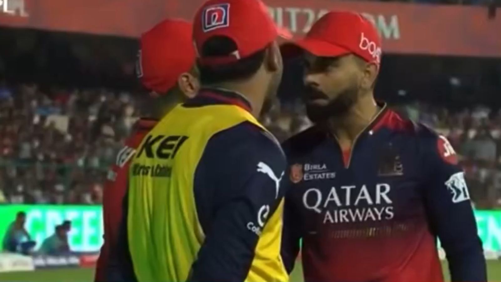 RCB vs DC: विराट कोहली को रजत पाटीदार की कप्तानी पर आया गुस्सा? बाउंड्री के पास दिनेश कार्तिक से की शिकायत, सामने आया Video RCB vs DC: विराट कोहली को रजत पाटीदार की कप्तानी पर आया गुस्सा? बाउंड्री के पास दिनेश कार्तिक से की शिकायत, सामने आया Video