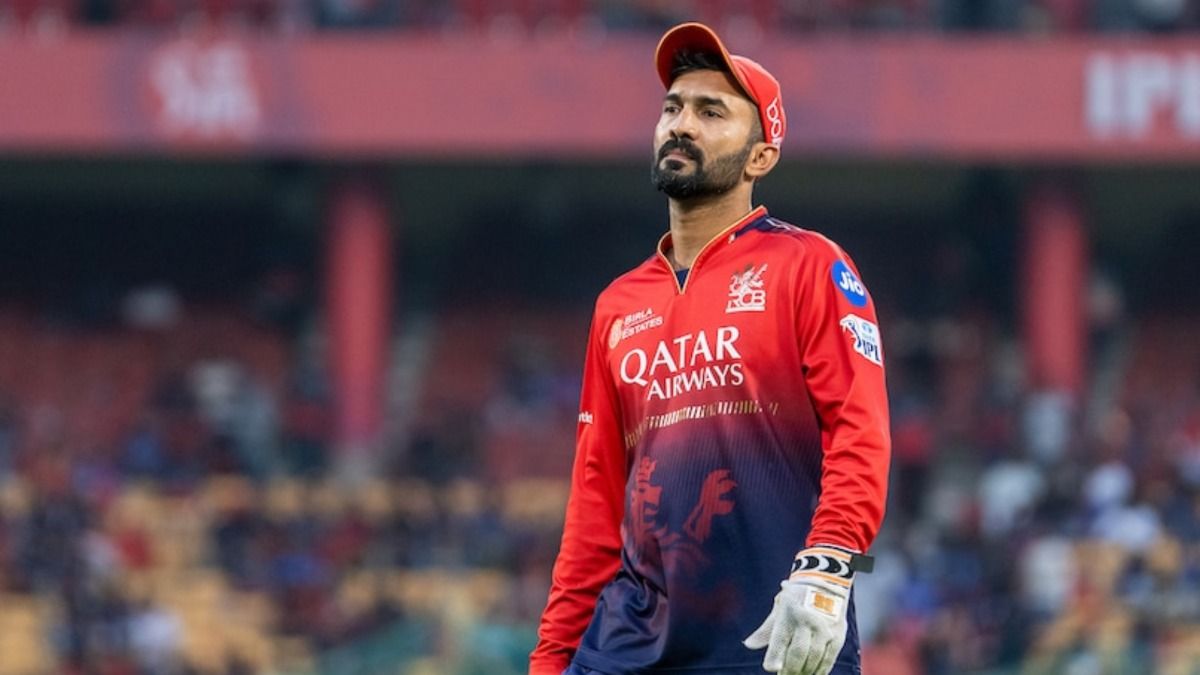 दिल्ली कैपिटल्स ने धूल चटाई तो RCB ने पिच पर फोड़ा ठीकरा, बैटिंग कोच दिनेश कार्तिक बोले- अब तो क्यूरेटर...