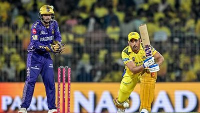 धोनी की कप्तानी में भी नहीं बदला चेन्नई का मुकद्दर, केकेआर ने 8 विकेट से रौंदकर दी लगातार पांचवीं हार, क्या हो गया CSK का डब्बा गोल Chennai Super Kings' captain MS Dhoni (R) plays a shot during the Indian Premier League