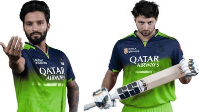 RCB लाल नहीं बल्कि 'ग्रीन जर्सी' में राजस्थान रॉयल्स के सामने खेलेगी मुकाबला ? जानिए क्या है इसके पीछे की वजह Rajat Patidar and Tim David with RCB's new green jersey