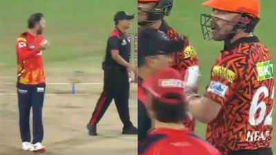 ट्रेविस हेड और ग्लेन मैक्सवेल भिड़े, लगातार दो छक्के ठोकने के बाद गर्मागर्मी, स्टोइनिस भी बीच में कूदे, देखिए Video SportsTak Hindi