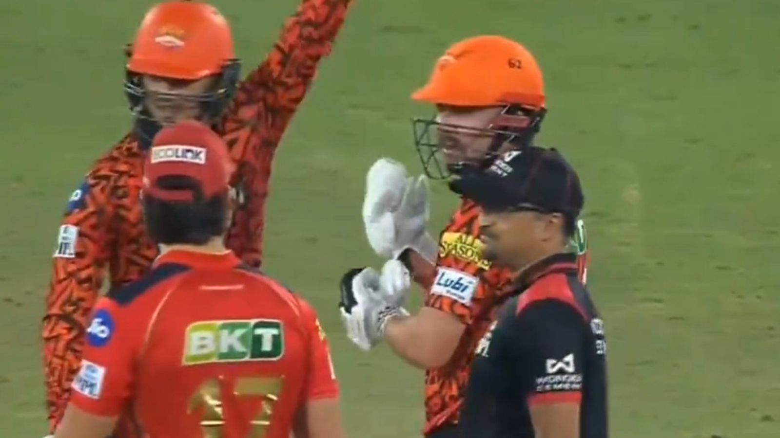 ग्लेन मैक्सवेल-स्टोइनिस से बीच मैदान में होने वाली लड़ाई पर ट्रेविस हेड ने तोड़ी चुप्पी, कहा - मजा आता है और... ग्लेन मैक्सवेल-स्टोइनिस से बीच मैदान में होने वाली लड़ाई पर ट्रेविस हेड ने तोड़ी चुप्पी, कहा - मजा आता है और...