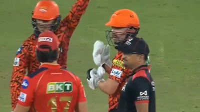 ग्लेन मैक्सवेल-स्टोइनिस से बीच मैदान में होने वाली लड़ाई पर ट्रेविस हेड ने तोड़ी चुप्पी, कहा - मजा आता है और... SportsTak Hindi