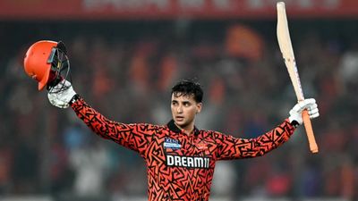 141 भी काफी नहीं, अभिषेक शर्मा के पिता बेटे की धमाकेदार पारी से नहीं हैं खुश, क्रिकेटर ने खुद किया खुलासा SportsTak Hindi