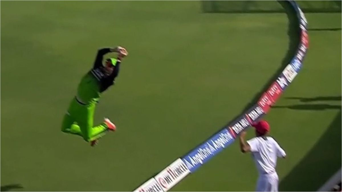 फिल सॉल्ट का फील्डिंग में हैरतअंगेज कारनामा, बाउंड्री पर वो किया जिसे देख फैंस को आई एबी डिविलियर्स की याद, VIDEO फिल सॉल्ट का फील्डिंग में हैरतअंगेज कारनामा, बाउंड्री पर वो किया जिसे देख फैंस को आई एबी डिविलियर्स की याद, VIDEO