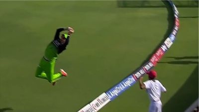 फिल सॉल्ट का फील्डिंग में हैरतअंगेज कारनामा, बाउंड्री पर वो किया जिसे देख फैंस को आई एबी डिविलियर्स की याद, VIDEO SportsTak Hindi