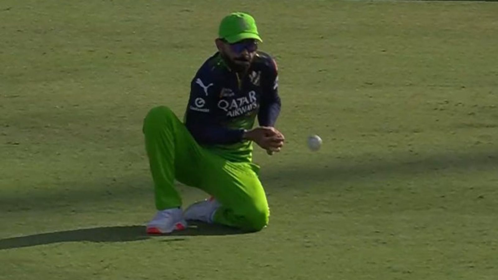 विराट कोहली ने टपकाया आसान सा कैच, बॉलर हैरान, सामने आया RCB स्टार का चौंकाने वाला रिकॉर्ड विराट कोहली ने टपकाया आसान सा कैच, बॉलर हैरान, सामने आया RCB स्टार का चौंकाने वाला रिकॉर्ड