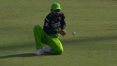 विराट कोहली ने टपकाया आसान सा कैच, बॉलर हैरान, सामने आया RCB स्टार का चौंकाने वाला रिकॉर्ड SportsTak Hindi