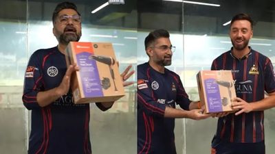 पाकिस्तान सुपर लीग का बेहद बुरा हाल, इंग्लैंड के खिलाड़ी को प्लेयर ऑफ द मैच अवॉर्ड के लिए दिया हेयर ड्रायर, बना मजाक SportsTak Hindi