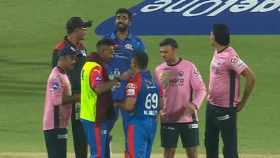 करुण नायर और जसप्रीत बुमराह में हुआ झगड़ा, रन लेने के दौरान भिड़े तो सुपर स्टार बॉलर को आया गुस्सा, रोहित का रिएक्शन वायरल, देखिए Video SportsTak Hindi