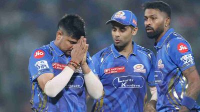 DC vs MI: मुंबई इंडियंस ने हैरतअंगेज अंदाज में दिल्ली को दी सीजन की पहली बार, लगातार तीन रनआउट के जरिए 12 रन से जीता मुकाबला SportsTak Hindi