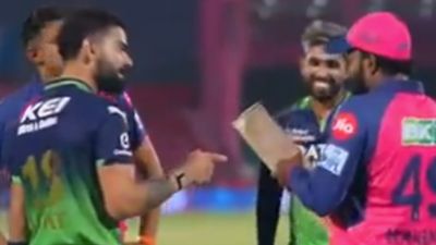 भारी है या हल्का? RCB की ओर से खेल चुके खिलाड़ी ने विराट कोहली से मांगा बल्ला, पूर्व कप्तान बोला- इस मैच में मिलना SportsTak Hindi