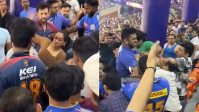 दिल्ली-मुंबई मैच में फैंस के बीच तगड़ी लड़ाई, महिला ने जड़े थप्पड़ तो आपस में भिड़े कई लोग, VIDEO SportsTak Hindi