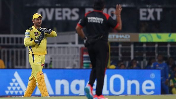 क्या अब धोनी रिव्यू सिस्टम पुराना हो चुका है? चेन्नई के इस गेंदबाज ने दिलाया विकेट, लेकिन सोशल मीडिया पर धोनी की हो रही है वाहवाही