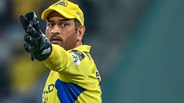 MS Dhoni on POTM Award : धोनी को 11 गेंद खेलने से मिला प्लेयर ऑफ़ द मैच का अवॉर्ड तो हुए नाराज, कहा - मुझे क्यों दे रहे हैं, इसे तो...