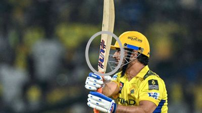 धोनी ने बिना पैसों के बल्ले में क्यों लगा रखा है 'सोमी कोहली' के नाम का स्टीकर? जानिए कौन है ये शख्स और इसकी इनसाइड स्टोरी MS Dhoni bat sticker