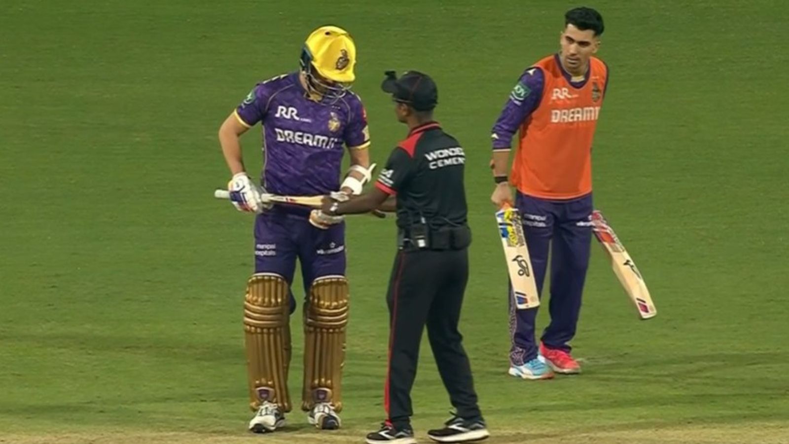 IPL 2025 में पहली बार इस खिलाड़ी के बल्ले में निकला खोट, अंपायर्स ने बैटिंग से रोका, जानिए किसके साथ हुआ ऐसा IPL 2025 में पहली बार इस खिलाड़ी के बल्ले में निकला खोट, अंपायर्स ने बैटिंग से रोका, जानिए किसके साथ हुआ ऐसा