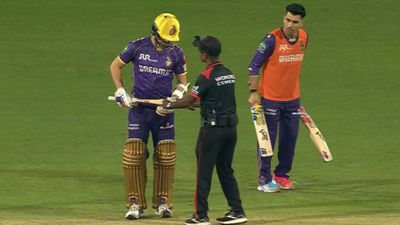 IPL 2025 में पहली बार इस खिलाड़ी के बल्ले में निकला खोट, अंपायर्स ने बैटिंग से रोका, जानिए किसके साथ हुआ ऐसा SportsTak Hindi