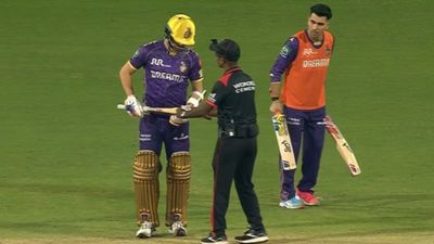 एनरिक नॉर्किया ही नहीं, कोलकाता नाइट राइडर्स के इन दो स्टार खिलाड़ियों के बल्लों में भी निकला खोट, अंपायर्स ने लिया एक्शन SportsTak Hindi