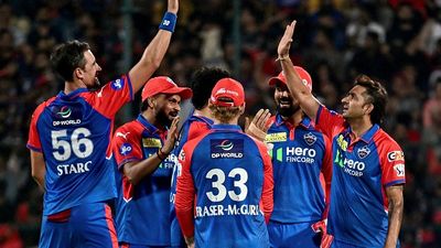 पसीने से ज्यादा गेंद पर लार लगाने की मंजूरी मिलने से क्यों खुश हैं गेंदबाज? दिल्ली कैपिटल्स के गेंदबाज ने बताई बड़ी वजह SportsTak Hindi