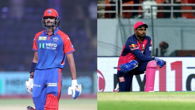 DC vs RR: संजू सैमसन ने टॉस जीतकर चुनी गेंदबाजी, अक्षर पटेल ने लिए मजे, जानें दोनों टीमों की प्लेइंग 11 SportsTak Hindi