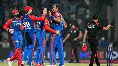 DC vs RR Highlights, IPL 2025 के पहले सुपर ओवर में दिल्ली कैपिटल्स ने मारी बाजी, मिचेल स्टार्क बने गेंद से हीरो, राजस्थान के जबड़े से छीनी जीत SportsTak Hindi