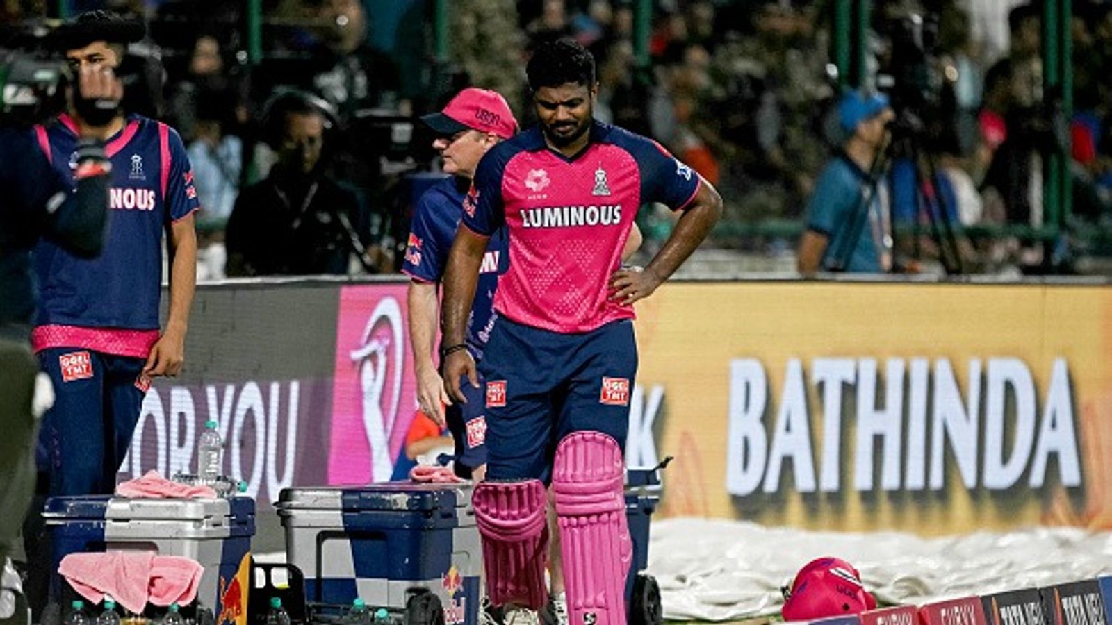 हार के बाद बल्लेबाजों पर जमकर बरसे संजू सैमसन, चोट के बाद कप्तान अगला मैच खेलेगा या नहीं, ये है लेटेस्ट अपडेट हार के बाद बल्लेबाजों पर जमकर बरसे संजू सैमसन, चोट के बाद कप्तान अगला मैच खेलेगा या नहीं, ये है लेटेस्ट अपडेट