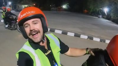 SRH को ट्रेविस हेड के साथ विज्ञापन बनाना पड़ा महंगा, RCB ने ठोका मुकदमा, बनाया था टीम का मजाक SportsTak Hindi