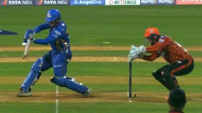 हार्दिक पंड्या की मुंबई इंडियंस ने क्या सनराइजर्स हैदराबाद के खिलाफ चीटिंग की, जानें 7वें ओवर को लेकर क्यों मचा बवाल? SportsTak Hindi