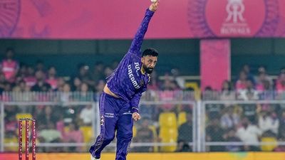 कोच अभिषेक नायर को निकाले जाने के BCCI के फैसले के बाद वरुण चक्रवर्ती का कदम, भारतीय स्टार का पोस्ट हुआ वायरल SportsTak Hindi